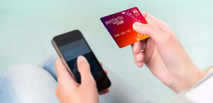 Petrol Ofisi kartını ve telefonunu tutan kullanıcı